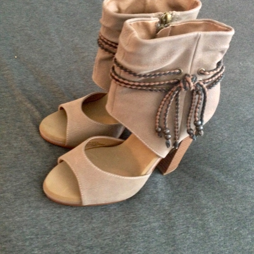 Bootie Heals - Picture 5 of 5